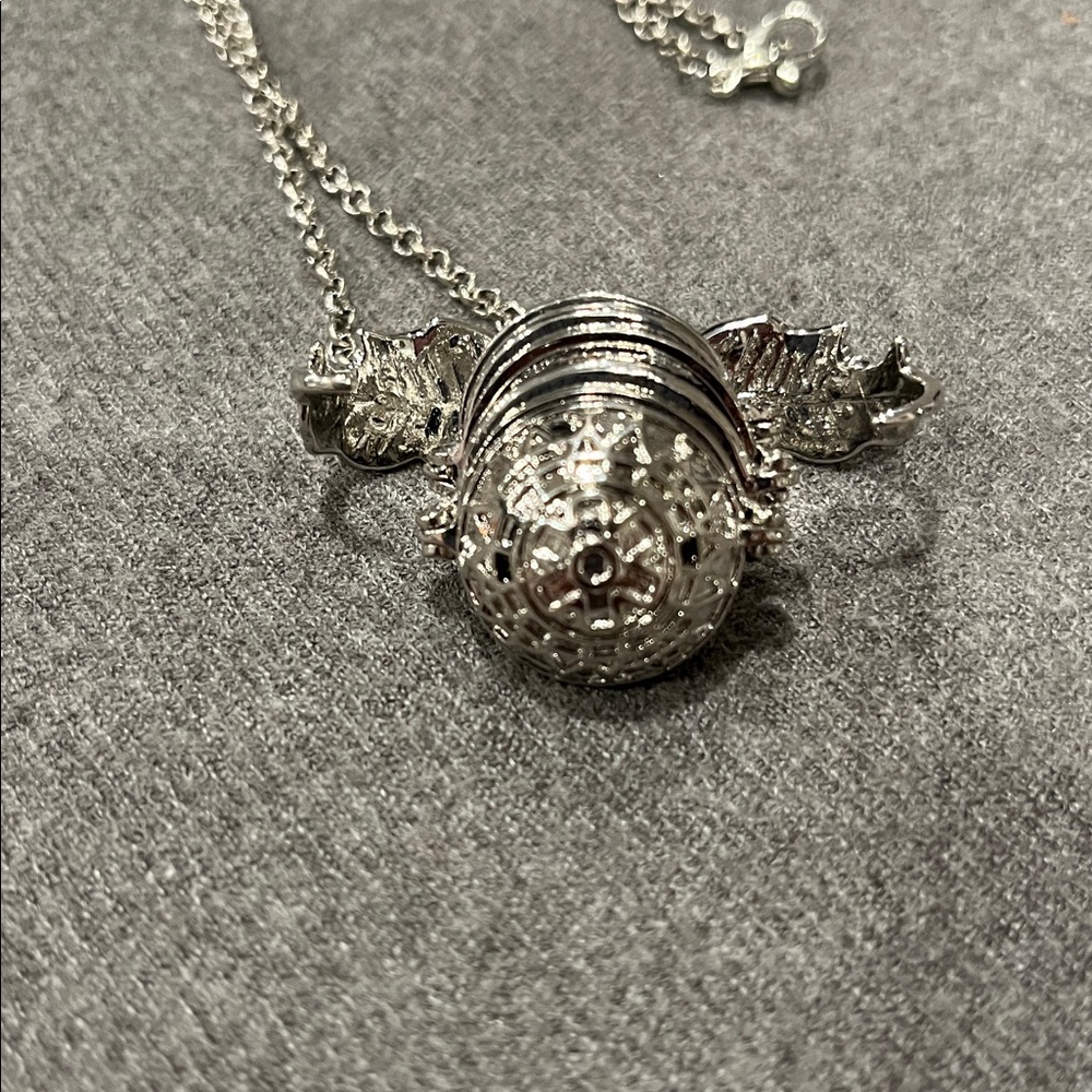🌻3/$15 Silvertone Memory Photo Pendant Necklace - Picture 3 of 5